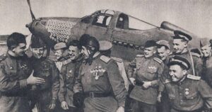 A. I. Pokryškin s ostatními letci před Bell P-39 Airacobra